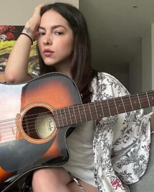 Paty Cantú Instagram - Mis fotos del día 1ero dando NADA. 
Jajaja perdón. Pero lo di todo en la madrugada! 
#honesty #real #grwm as in #getrealwithme #2024 

Por cierto, sabían que esta guitarra me dio de cumple hace años un grupo de fans de distintos países junto con un video hermosísimo donde me cantaban las mañanitas? 

Tengo a los mejores fans del mundo! Que sepan que su guitarra, nuestra guitarra hace NUESTRAS canciones. 
Las nuevas también! Están listxs para más música este año? NUESTRO año! 

#felizaño LOS AMO! 

#enero #2024 #pijamas #beach #music #omitb #másmúsica #comingup 🍀🏹♥️🙏🏼
