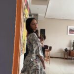 Paty Cantú Instagram - Mis fotos del día 1ero dando NADA. Jajaja perdón. Pero lo di todo en la madrugada! #honesty #real #grwm as in #getrealwithme #2024 Por cierto, sabían que esta guitarra me dio de cumple hace años un grupo de fans de distintos países junto con un video hermosísimo donde me cantaban las mañanitas? Tengo a los mejores fans del mundo! Que sepan que su guitarra, nuestra guitarra hace NUESTRAS canciones. Las nuevas también! Están listxs para más música este año? NUESTRO año! #felizaño LOS AMO! #enero #2024 #pijamas #beach #music #omitb #másmúsica #comingup 🍀🏹♥️🙏🏼