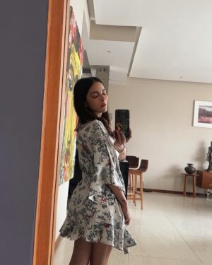Paty Cantú Instagram - Mis fotos del día 1ero dando NADA. 
Jajaja perdón. Pero lo di todo en la madrugada! 
#honesty #real #grwm as in #getrealwithme #2024 

Por cierto, sabían que esta guitarra me dio de cumple hace años un grupo de fans de distintos países junto con un video hermosísimo donde me cantaban las mañanitas? 

Tengo a los mejores fans del mundo! Que sepan que su guitarra, nuestra guitarra hace NUESTRAS canciones. 
Las nuevas también! Están listxs para más música este año? NUESTRO año! 

#felizaño LOS AMO! 

#enero #2024 #pijamas #beach #music #omitb #másmúsica #comingup 🍀🏹♥️🙏🏼