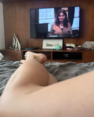 Paty Cantú Instagram - Mis fotos del día 1ero dando NADA. 
Jajaja perdón. Pero lo di todo en la madrugada! 
#honesty #real #grwm as in #getrealwithme #2024 

Por cierto, sabían que esta guitarra me dio de cumple hace años un grupo de fans de distintos países junto con un video hermosísimo donde me cantaban las mañanitas? 

Tengo a los mejores fans del mundo! Que sepan que su guitarra, nuestra guitarra hace NUESTRAS canciones. 
Las nuevas también! Están listxs para más música este año? NUESTRO año! 

#felizaño LOS AMO! 

#enero #2024 #pijamas #beach #music #omitb #másmúsica #comingup 🍀🏹♥️🙏🏼