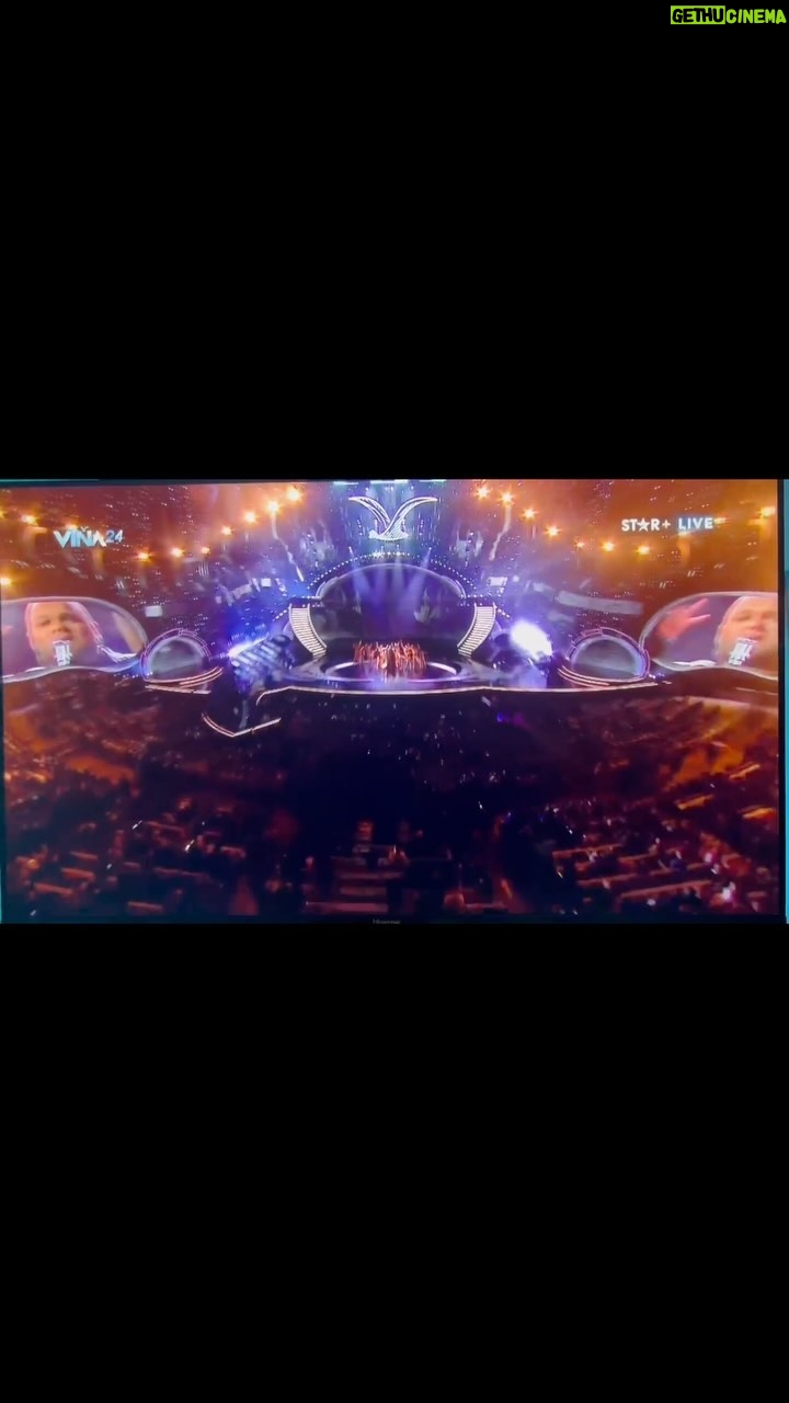 Paty Cantú Instagram - Bravo @enriqueramil 👏🏼👏🏼👏🏼 Lo que hiciste esta noche en @elfestivaldevina en vivo fue hermoso. El público de la quinta te lo hizo saber. ESA calificación es la que dice más verdades que ninguna. Ojalá la gente vote por ti y llegues hasta el final porque como persona y artista lo mereces. Para mí, es un HONOR verdadero tener un pedacito de pluma compartido contigo y con tu voz. Con tu historia y la de tantos de nosotros en distintas formas Felicidades amigo! Te veremos hacuendo cosas grandes y colaboraciones con @samsmith un día! “Somos más los que no somos como los demás” No se pierdan el martes la presentación de Ramil. Y recuerden que necesita de sus votos a través de la app para pasar a la siguiente etapa. La última vez Música y letra: Enrique Ramil, Ángela Dávalos, Paty Cantú #elfestivaldeviña Viña Del Mar - Chile