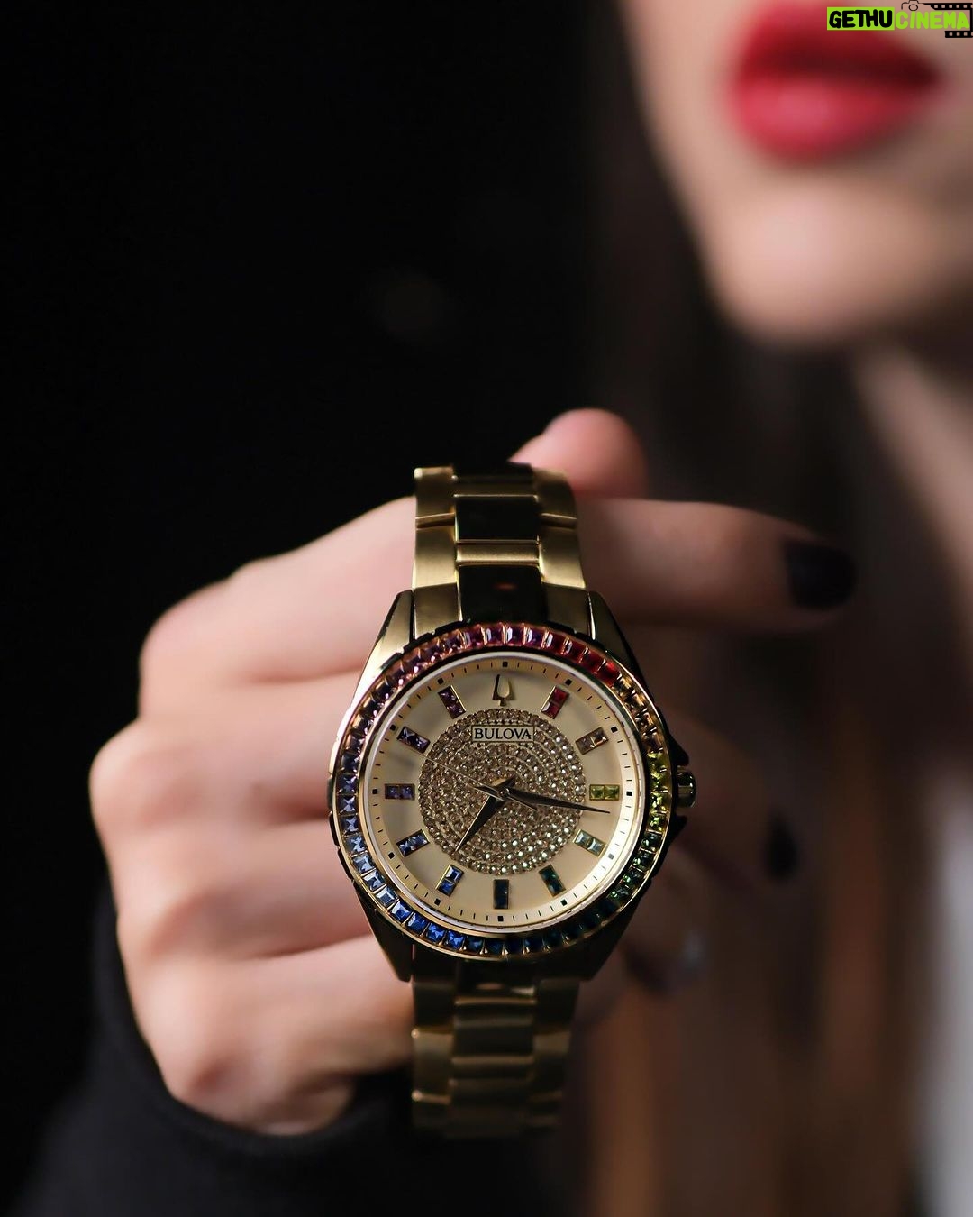 Paty Cantú Instagram - Santa llegó justo a tiempo con este increíble reloj de mis amigos de @bulova_mexico . Los detalles como los cristales en diferentes colores a juego con el tono dorado, son la combinación perfecta para brillar en estas fiestas. #RegalaTiempo con #Bulova