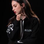 Paty Cantú Instagram - Santa llegó justo a tiempo con este increíble reloj de mis amigos de @bulova_mexico . Los detalles como los cristales en diferentes colores a juego con el tono dorado, son la combinación perfecta para brillar en estas fiestas. #RegalaTiempo con #Bulova