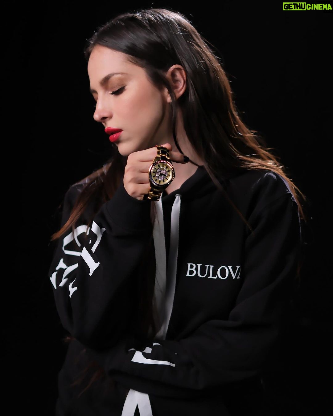 Paty Cantú Instagram - Santa llegó justo a tiempo con este increíble reloj de mis amigos de @bulova_mexico . Los detalles como los cristales en diferentes colores a juego con el tono dorado, son la combinación perfecta para brillar en estas fiestas. #RegalaTiempo con #Bulova