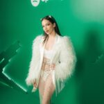 Paty Cantú Instagram - 10 años de @spotifymexico 💚💚💚 Gracias por quitarnos el techo y sembrar equidad! Styling @_andreacamargo Makeup @fatimamorenomakeup Hair @zivana_hairstylist Total look @alersundi #musicalatina #paraelmundo #equal #noteable #spotify #spotify10años #lamexicana #cantautora #productora #patycantu Museo de Arte Moderno
