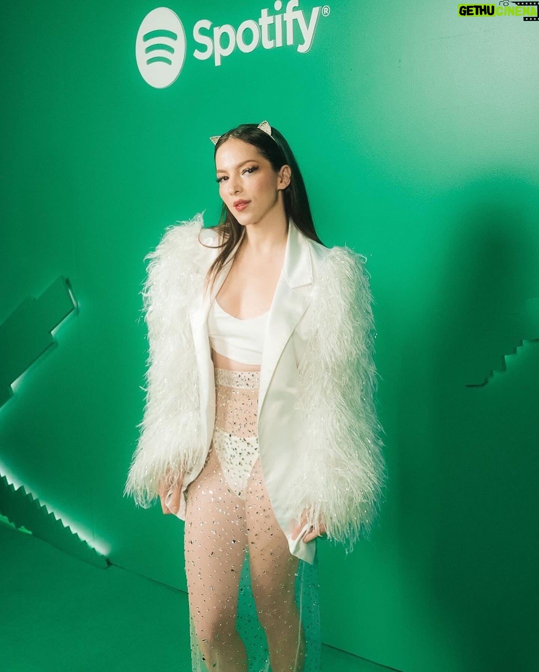 Paty Cantú Instagram - 10 años de @spotifymexico 💚💚💚 Gracias por quitarnos el techo y sembrar equidad! Styling @_andreacamargo Makeup @fatimamorenomakeup Hair @zivana_hairstylist Total look @alersundi #musicalatina #paraelmundo #equal #noteable #spotify #spotify10años #lamexicana #cantautora #productora #patycantu Museo de Arte Moderno