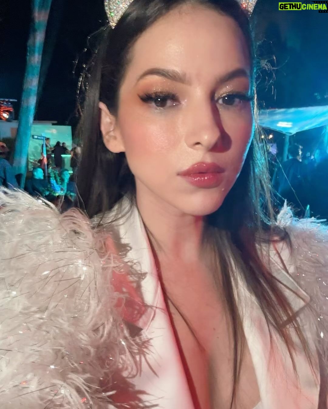 Paty Cantú Instagram - 10 años de @spotifymexico 💚💚💚 Gracias por quitarnos el techo y sembrar equidad! Styling @_andreacamargo Makeup @fatimamorenomakeup Hair @zivana_hairstylist Total look @alersundi #musicalatina #paraelmundo #equal #noteable #spotify #spotify10años #lamexicana #cantautora #productora #patycantu Museo de Arte Moderno