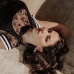 Paty Cantú Instagram - Preguntándome lo mismo desde en día que nací. Quién soy? Jajajaja No sé si lo descubra por completo algún día, pero mientras tanto, vivo, me reinvento y me dejo sorprender. Lo que sí sé es que la música que me regala Dios y la que crea mi cora es la frecuencia que nos conecta. Y que mi mejor karma, son ustedes. Gracias por las felicitaciones! Happy bday to me! ♥️🙏🏼 Los amo! #patycantu #cantautora #dramaqueen (tu sagitariana de confianza) 🏹