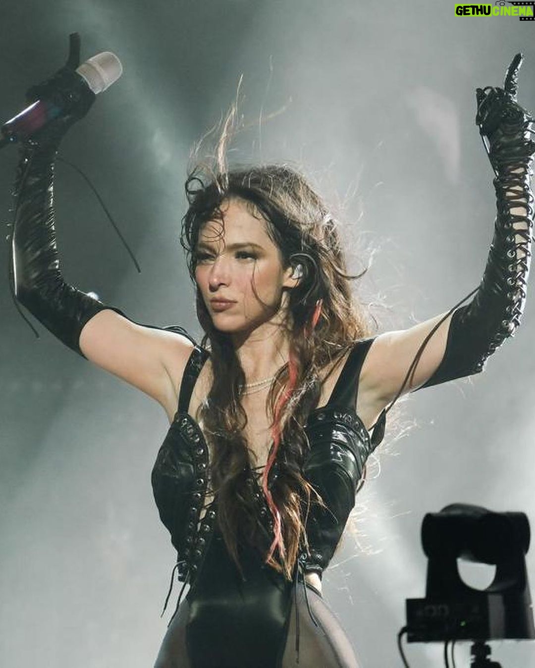 Paty Cantú Instagram - Preguntándome lo mismo desde en día que nací. Quién soy? Jajajaja No sé si lo descubra por completo algún día, pero mientras tanto, vivo, me reinvento y me dejo sorprender. Lo que sí sé es que la música que me regala Dios y la que crea mi cora es la frecuencia que nos conecta. Y que mi mejor karma, son ustedes. Gracias por las felicitaciones! Happy bday to me! ♥️🙏🏼 Los amo! #patycantu #cantautora #dramaqueen (tu sagitariana de confianza) 🏹