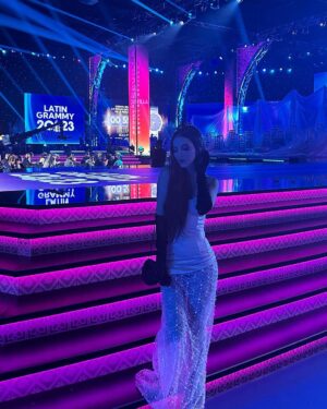 Paty Cantú Instagram - Los Grammys viajeros…

De los mejores shows y experiencias que he vivido dentro de la industria. Qué orgullo ser Latina, mexicana, músico y trustee en esta comunidad de diversidad, inclusión y honor a la fusión de nuestras culturas. 

Gracias al mejor date del mundo por acompañarme en esta aventura @charritopadrote

Vestido @carolinaperez_mx 
🎭👑♥️🙏🏼🎶🇲🇽

#LatinGrammy #Sevilla #cantautora #productora #soñadora #dramaqueen #trustee #patycantu
