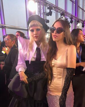 Paty Cantú Instagram - Los Grammys viajeros…

De los mejores shows y experiencias que he vivido dentro de la industria. Qué orgullo ser Latina, mexicana, músico y trustee en esta comunidad de diversidad, inclusión y honor a la fusión de nuestras culturas. 

Gracias al mejor date del mundo por acompañarme en esta aventura @charritopadrote

Vestido @carolinaperez_mx 
🎭👑♥️🙏🏼🎶🇲🇽

#LatinGrammy #Sevilla #cantautora #productora #soñadora #dramaqueen #trustee #patycantu