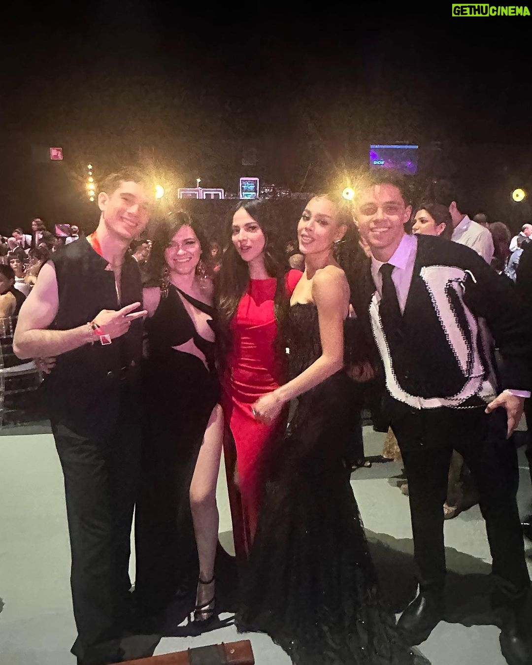 Paty Cantú Instagram - Noche de #POTY en Sevilla! Qué lujo poder disfrutar de ti @laurapausini Felicidades! Desde niña, hoy y para siempre, tu fan. Todos los que nos encontramos esta noche en honor tuyo, coincidimos. Abres puertas para mujeres en la industria con cada paso. Y sanas corazones con cada nota de tu voz. #PersonOfTheYear #latingrammy Pongo esta canción y recuerdo cuándo me contaste la historia de tu abuela. Desde entonces escucharla es un rezo por ella. Te quiero. La Persona del Año se elige entre los miembros del consejo directivo y el CEO de Latin Grammys. Y es una de las cosas más increíbles del mundo tener una conversación dónde se habla de nuestros artistas más emblemáticos e históricos. La industria tiene mujeres talentososimas y con carreras enormes. Y el nombre de Laura no sólo representa HOY a nuestra tercera mujer en este icónico reconocimiento, si no que también un momento de mucha emoción para todos desde hace meses, al saber que se construiría esta noche para un ser humano TAN genuino, inspirador y bello como ella! Amiga, lo mereces TODO! Gracias paisano @benitosantosoficial por hacer esto especialmente para mi y para esta noche! Reloj @bulova_mexico Sevilla,España