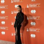 Paty Cantú Instagram - Hoy tocó uno de los momentos más especiales en la semana de los Latin Grammys; La gala de los nominados a mejor nuevo artista que va acompañada de una presentación en vivo de cada uno de ellos. La noche se llenó de talento y promesas de largas largas carreras. Me encantó ser madrina de uno de los nominados esta noche y presentarlo. Mi paisano y amigo. Eres grande @leonleidenmusic ! Felicidades por tu nominación! Y felicidades a todos los nominados! Look @verodiazmx @steponfashion #bna #bestnewartist #sevilla #latingrammy Parque Magallanes, Sevilla