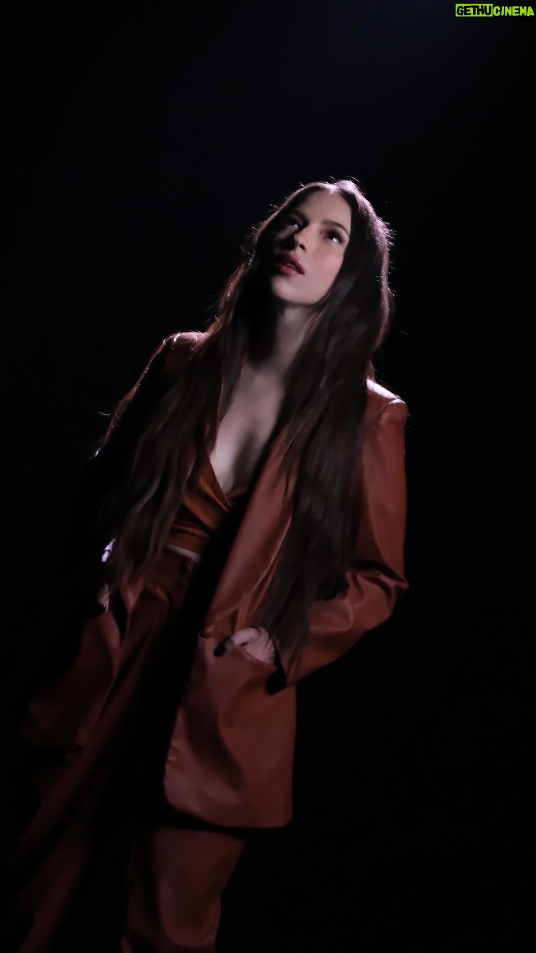 Paty Cantú Instagram - 1’000,000 de malvas sonaron en cada recuerdo que se reavivó con cada play a esta canción. Y con ello, un millón de veces volvieron a estar presentes y llenar el mundo de sí mismos los que se nos fueron, pero están. Los amamos estén en donde estén, sueñan con nosotros y los recordamos con esta canción. #Malvas #LeoRizzi #PatyCantu #1M #spotify