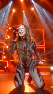 Paty Cantú Instagram - Así suena 𝓃𝓊ℯ𝓈𝓇ℴ dúo de 𝒞𝓁𝒶𝓋ℴ 𝓆𝓊ℯ 𝓈𝒶𝒸𝒶 ℴ𝓉𝓇ℴ 𝒸𝓁𝒶𝓋ℴ en el 𝔽𝕖𝕝𝕚𝕫 𝔹𝕣𝕖𝕒𝕜𝕦𝕡 𝕋𝕠𝕦𝕣 ❤️‍🩹 Nos vemos el 28 de septiembre en el Teatro Metropolitan! Gracias por hacer otro #soldout!! ♥️🙏🏼🙌🏼👏🏼 Si se quedaron con las ganas aquí en cdmx, nos vemos el 20 𝚍𝚎 𝚍𝚒𝚌𝚒𝚎𝚖𝚋𝚛𝚎 también! Los boletos están disponibles ya en @ticketmaster_mx Recuerden que cada fecha traerá nuevas sorpresas! Desde el vestuario, canciones (sigo leyendo y escuchando lo que me piden), abridores e invitados… Los amo! #dramaqueen #felizbreakuptour #cantautora #laotra #patycantu 🎭👑