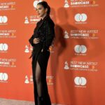 Paty Cantú Instagram - Hoy tocó uno de los momentos más especiales en la semana de los Latin Grammys; La gala de los nominados a mejor nuevo artista que va acompañada de una presentación en vivo de cada uno de ellos. La noche se llenó de talento y promesas de largas largas carreras. Me encantó ser madrina de uno de los nominados esta noche y presentarlo. Mi paisano y amigo. Eres grande @leonleidenmusic ! Felicidades por tu nominación! Y felicidades a todos los nominados! Look @verodiazmx @steponfashion #bna #bestnewartist #sevilla #latingrammy Parque Magallanes, Sevilla
