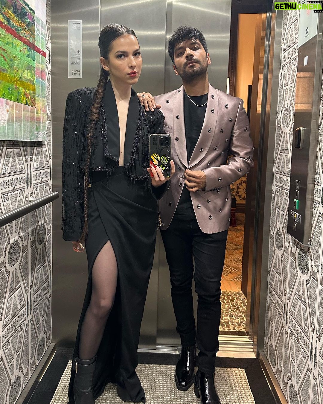 Paty Cantú Instagram - Hoy tocó uno de los momentos más especiales en la semana de los Latin Grammys; La gala de los nominados a mejor nuevo artista que va acompañada de una presentación en vivo de cada uno de ellos. La noche se llenó de talento y promesas de largas largas carreras. Me encantó ser madrina de uno de los nominados esta noche y presentarlo. Mi paisano y amigo. Eres grande @leonleidenmusic ! Felicidades por tu nominación! Y felicidades a todos los nominados! Look @verodiazmx @steponfashion #bna #bestnewartist #sevilla #latingrammy Parque Magallanes, Sevilla