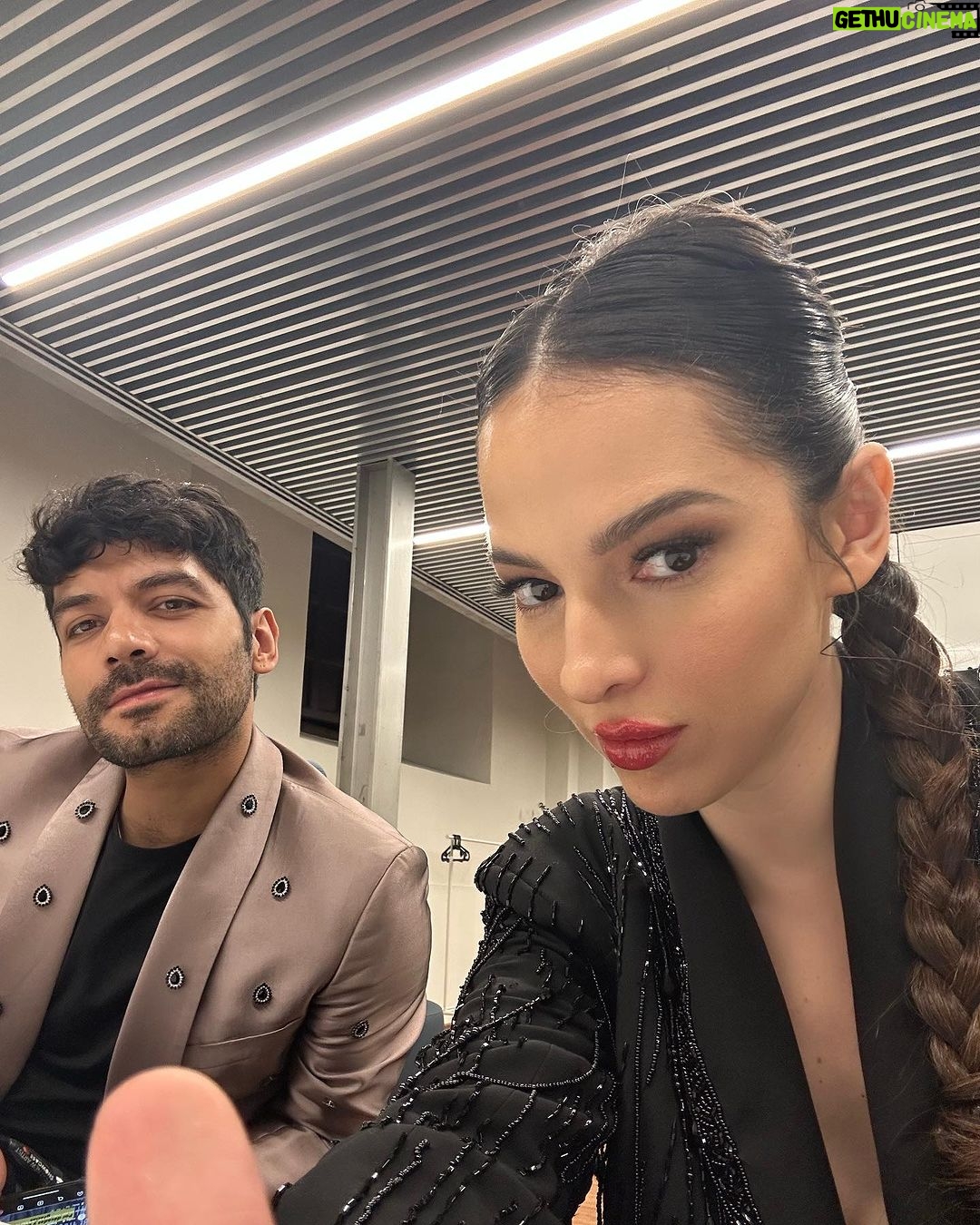 Paty Cantú Instagram - Hoy tocó uno de los momentos más especiales en la semana de los Latin Grammys; La gala de los nominados a mejor nuevo artista que va acompañada de una presentación en vivo de cada uno de ellos. La noche se llenó de talento y promesas de largas largas carreras. Me encantó ser madrina de uno de los nominados esta noche y presentarlo. Mi paisano y amigo. Eres grande @leonleidenmusic ! Felicidades por tu nominación! Y felicidades a todos los nominados! Look @verodiazmx @steponfashion #bna #bestnewartist #sevilla #latingrammy Parque Magallanes, Sevilla