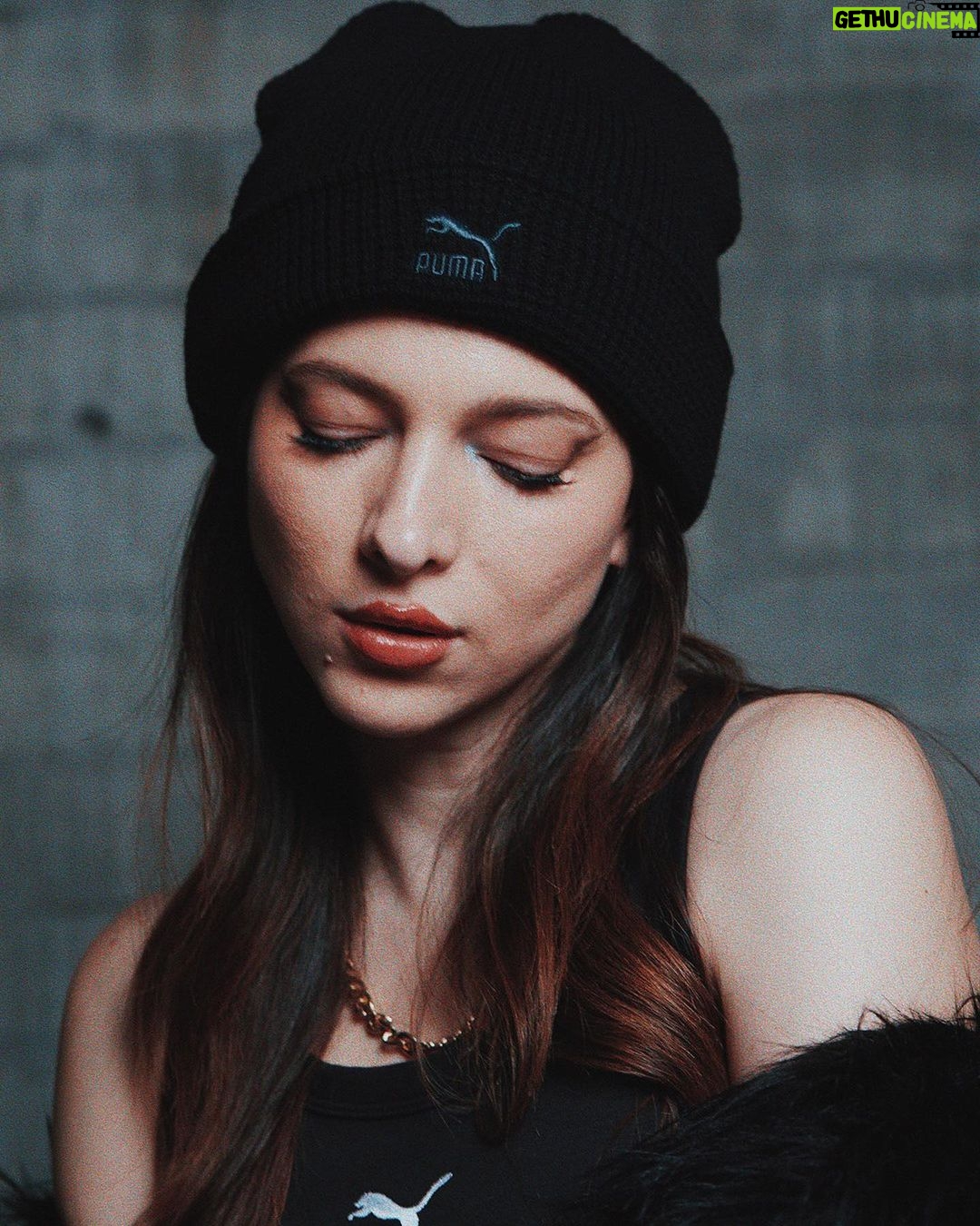 Paty Cantú Instagram - Comenta este post si tú también eres fan de añadir los accesorios PUMA a tu outfit. 🧢🕶️