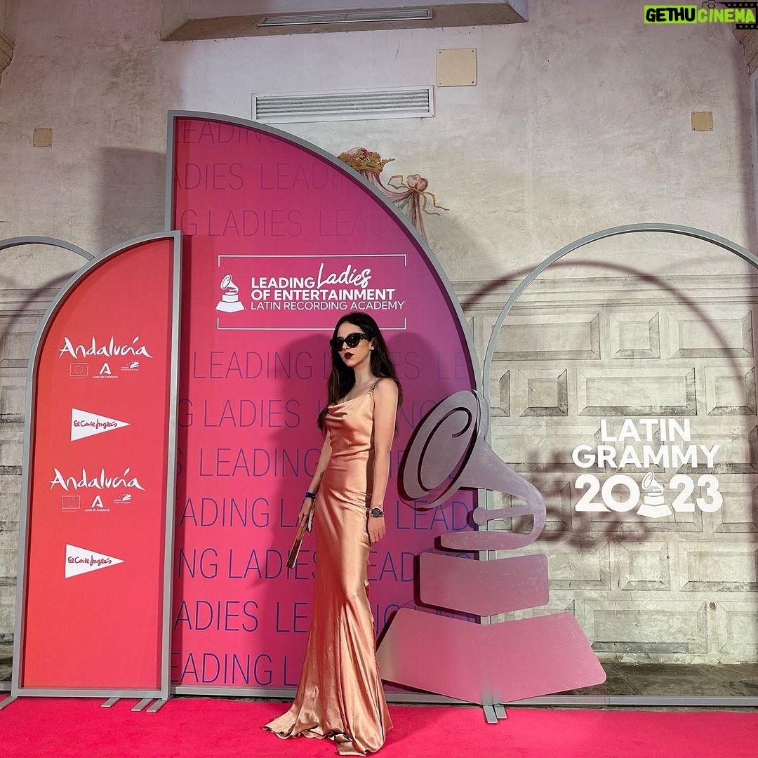 Paty Cantú Instagram - Día 2 Leading Ladies. Esta mañana celebramos a mujeres líderes en la industria que han abierto campo en distintos ámbitos. Compositoras, cantantes, publicistas, managers, CEOs de empresas enormes como Sony music, productoras e ingenieros y así nuestra red se va volviendo más sólida, visible y fuerte! Feliz de ser parte del task force de Latin Grammys que junto a la organización She Is the music reconoce y celebra a cada una de estas mujeres año con año, y junto a @spotify @enriquepaaris otorga becas a mujeres que quieren dedicarse s la música desde cualquier ámbito. Es un orgullo trabajar con este equipo! #leadingladies #pinkcarpet #photodump #cantautora #patycantu Felicidades Mon, Ana, Rondiné y Simone! ♥️🙏🏼🙌🏼👏🏼 Vestido @acarlinoficial Lentes @versace Zapatos @ysl Reloj @bulova_mexico 📸 @charritopadrote Casa de Pilatos (Sevilla)