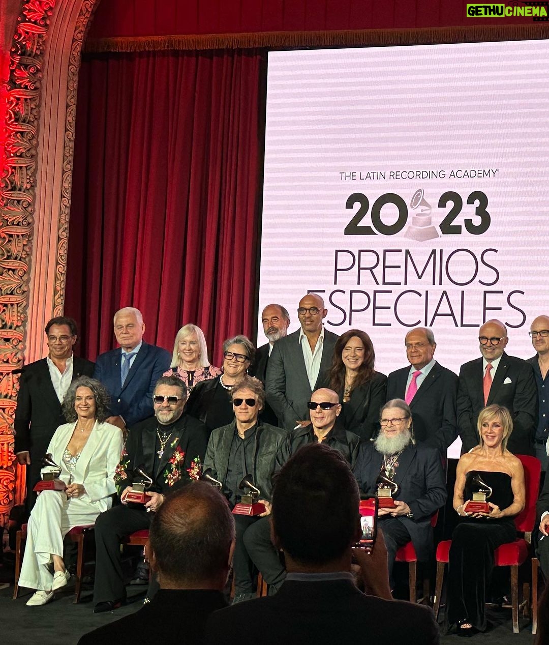 Paty Cantú Instagram - Oficialmente iniciamos la semana de los Latin Grammys en Sevilla! La primera premiacion es MUY especial. No se televisa, pero es sumamente emotiva e importante. Son los Special Awards o premios especiales. Estos premios (y person of the year), son los únicos premios elegidos por nosotros, el consejo directivo, junto al presidente y CEO de los Latin Grammys para galardonar la excelencia musical y trayectoria de personajes que han hecho historia y marcado un antes y después en nuestra industria con su arte y aportación a la música latina Este año tuvimos el honor de celebrar a #Simone #AlexAcuña #WisonTorres #AnaTorroja #GustavoSantaolalla #Mijares #CarmenLinares #SodaStereo #ArturoSandoval #latingrammy #sevilla #patycantu Vestido @benitosantosoficial 🇲🇽 Hair and makeup by moi Plaza de España, Sevilla