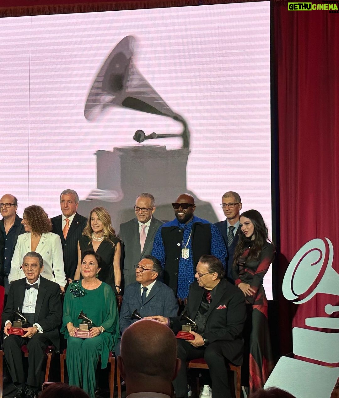 Paty Cantú Instagram - Oficialmente iniciamos la semana de los Latin Grammys en Sevilla! La primera premiacion es MUY especial. No se televisa, pero es sumamente emotiva e importante. Son los Special Awards o premios especiales. Estos premios (y person of the year), son los únicos premios elegidos por nosotros, el consejo directivo, junto al presidente y CEO de los Latin Grammys para galardonar la excelencia musical y trayectoria de personajes que han hecho historia y marcado un antes y después en nuestra industria con su arte y aportación a la música latina Este año tuvimos el honor de celebrar a #Simone #AlexAcuña #WisonTorres #AnaTorroja #GustavoSantaolalla #Mijares #CarmenLinares #SodaStereo #ArturoSandoval #latingrammy #sevilla #patycantu Vestido @benitosantosoficial 🇲🇽 Hair and makeup by moi Plaza de España, Sevilla