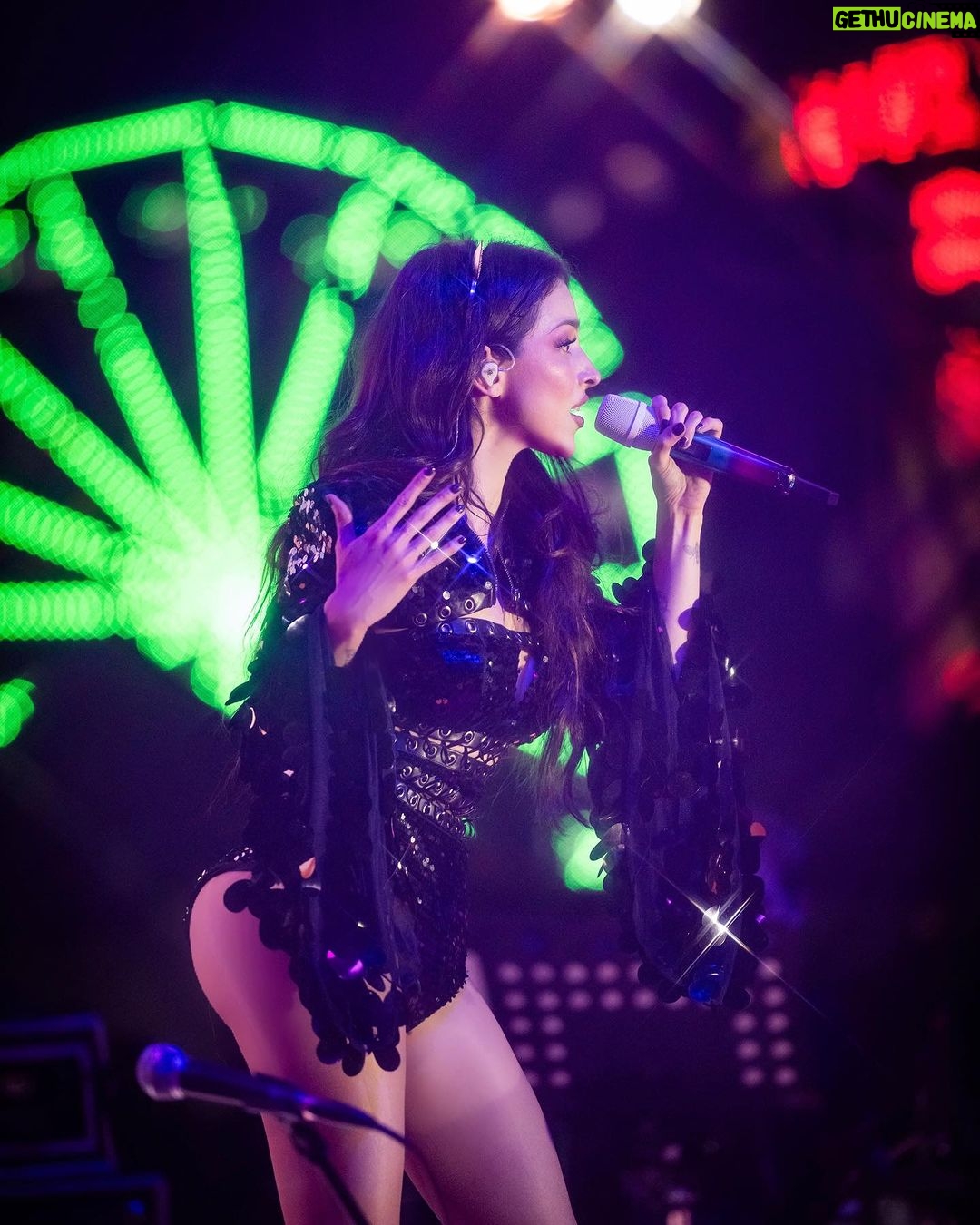 Paty Cantú Instagram - La noche de anoche contigo Mexicali ♥️ Feliz breakup tour 🎭👑 #fiestasdelsol #cantautora #dramaqueen #patycantu 📸 @janitello Hair and makeup @fatimamorenomakeup Y seguimos estrenando diseños especialmente hechos para la gira! Mexicali Baja California