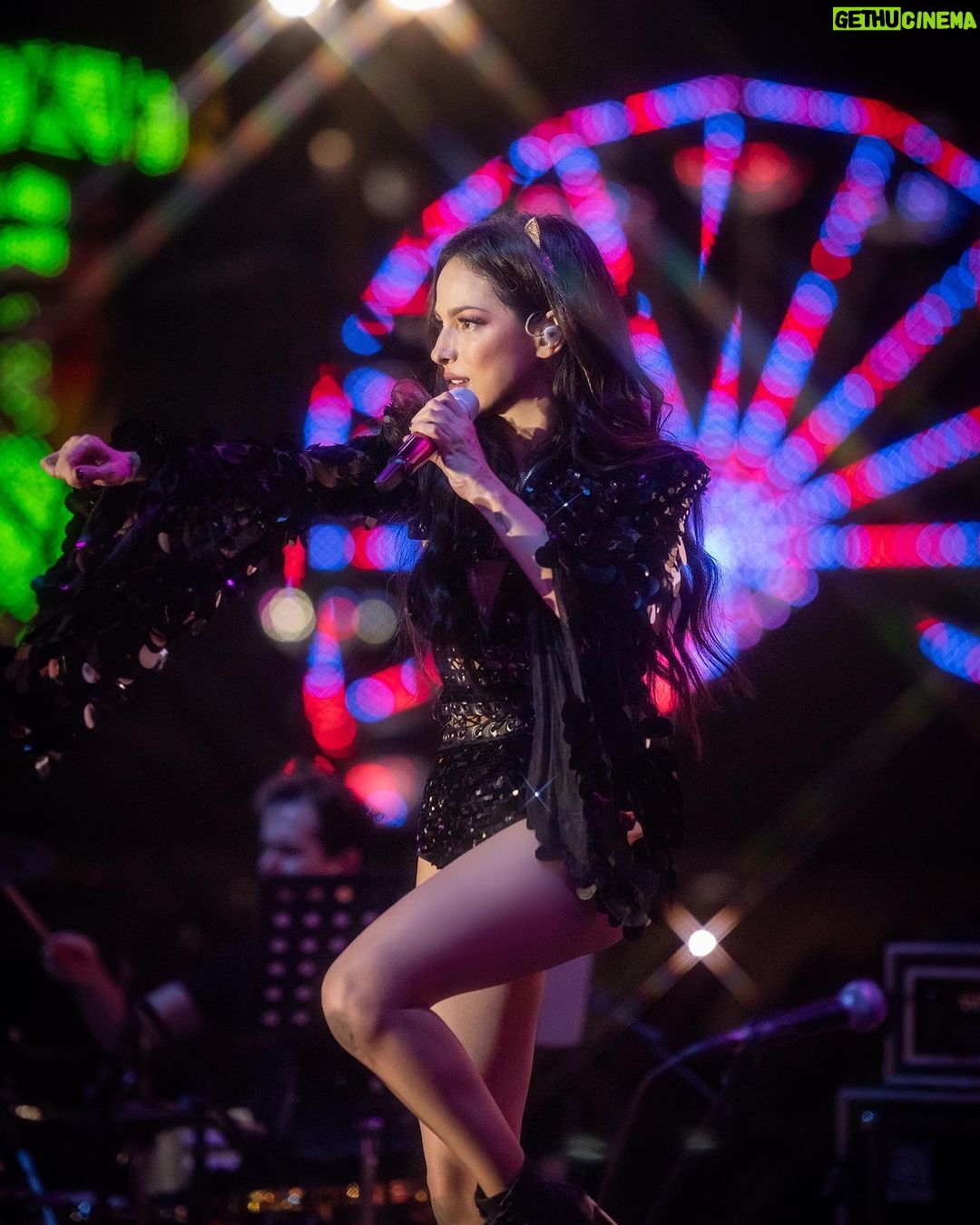 Paty Cantú Instagram - La noche de anoche contigo Mexicali ♥️ Feliz breakup tour 🎭👑 #fiestasdelsol #cantautora #dramaqueen #patycantu 📸 @janitello Hair and makeup @fatimamorenomakeup Y seguimos estrenando diseños especialmente hechos para la gira! Mexicali Baja California