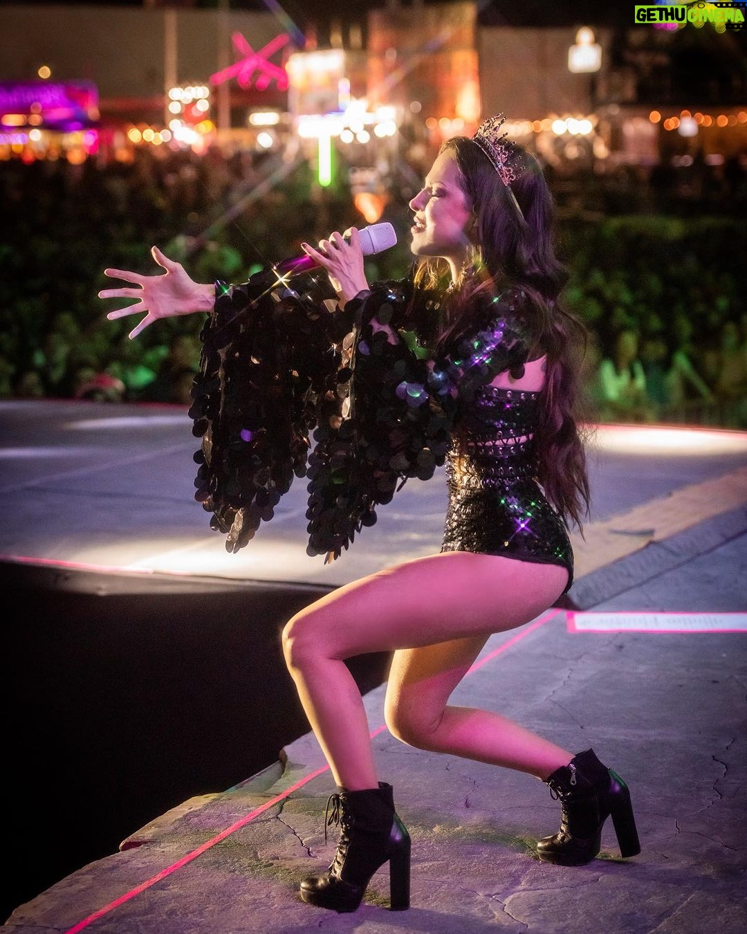 Paty Cantú Instagram - La noche de anoche contigo Mexicali ♥️ Feliz breakup tour 🎭👑 #fiestasdelsol #cantautora #dramaqueen #patycantu 📸 @janitello Hair and makeup @fatimamorenomakeup Y seguimos estrenando diseños especialmente hechos para la gira! Mexicali Baja California