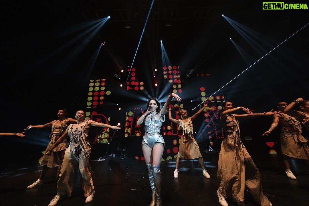 Paty Cantú Instagram - La noche del jueves sonó y resuena para el resto de mis días como una de las mejores noches de mi vida. Quiero verlos TODA la vida! Gracias! Los amo! ♥️🙏🏼 #felizbreakuptour #valiente #soldout #envivo #cantautora #dramaqueen #patycantu 🎭👑 Teatro Metropólitan