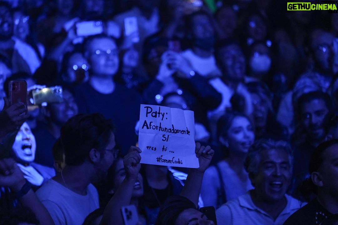 Paty Cantú Instagram - La noche del jueves sonó y resuena para el resto de mis días como una de las mejores noches de mi vida. Quiero verlos TODA la vida! Gracias! Los amo! ♥️🙏🏼 #felizbreakuptour #valiente #soldout #envivo #cantautora #dramaqueen #patycantu 🎭👑 Teatro Metropólitan