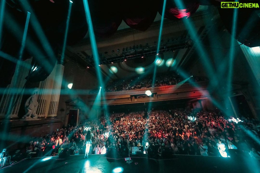 Paty Cantú Instagram - La noche del jueves sonó y resuena para el resto de mis días como una de las mejores noches de mi vida. Quiero verlos TODA la vida! Gracias! Los amo! ♥️🙏🏼 #felizbreakuptour #valiente #soldout #envivo #cantautora #dramaqueen #patycantu 🎭👑 Teatro Metropólitan