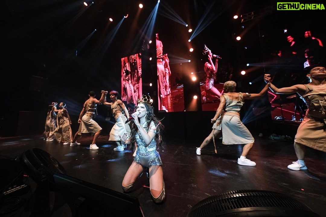 Paty Cantú Instagram - La noche del jueves sonó y resuena para el resto de mis días como una de las mejores noches de mi vida. Quiero verlos TODA la vida! Gracias! Los amo! ♥️🙏🏼 #felizbreakuptour #valiente #soldout #envivo #cantautora #dramaqueen #patycantu 🎭👑 Teatro Metropólitan