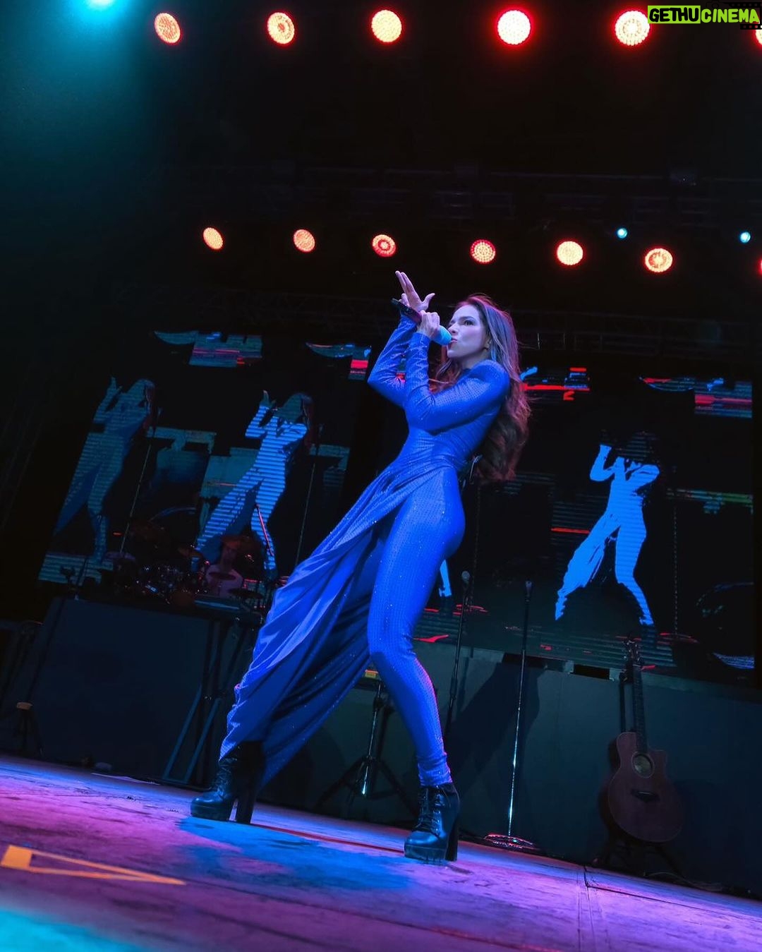 Paty Cantú Instagram - Gracias Ezequiel Montes, Querétaro ¡qué bonito es escucharlos! Además en esta fecha del #FelizBreakupTour tuvimos La canción del fan y eligieron “Lo que no quieres saber” ¿Qué canción que no está en el setlist quisieran en las próximas fechas? #felizbreakuptour 📸: @liliestradamx
