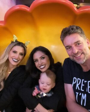 Pau Gasol Instagram - Such a special #Halloween! Always thankful to be able to spend it with family. Thank you @vanessabryant for taking us to @disneyland !! 🦇 🦇