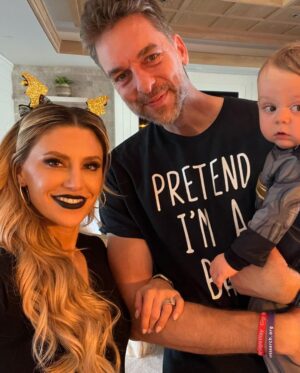 Pau Gasol Instagram - Such a special #Halloween! Always thankful to be able to spend it with family. Thank you @vanessabryant for taking us to @disneyland !! 🦇 🦇