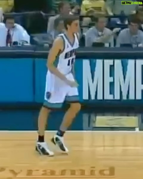 Pau Gasol Instagram - Swipe ➡️ to see a 21-year-old Pau Gasol make his NBA debut for the Grizzlies on this day in 2001 👏🇪🇸