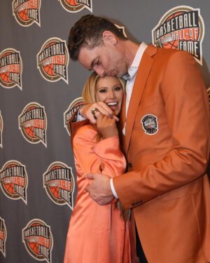 Pau Gasol Instagram - H🏀F

The orange jackets needed their own moment 🍊🧡😜