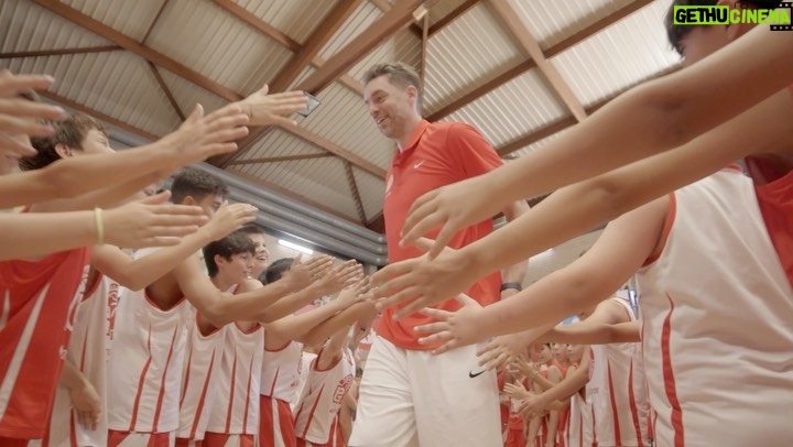 Pau Gasol Instagram - 🔥 𝗘𝗦𝗧𝗥𝗘𝗡𝗢 🍿 ¡Ya disponible la película de la Pau Gasol Academy by Santander 2023! Una semana de baloncesto, diversión, hábitos saludables y muchas amistades. Una experiencia para recordar tooooda la vida 😍 Podéis verla completa en nuestro canal de YouTube (link in bio) 🏀 #TeamGasol | @santander_es