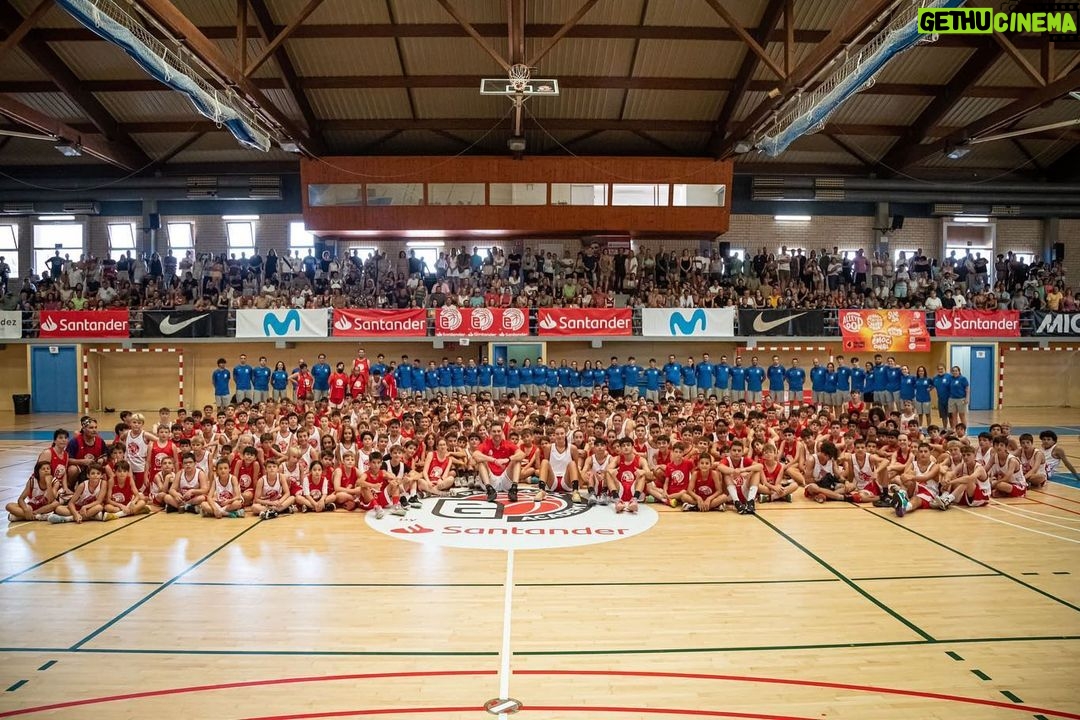 Pau Gasol Instagram - 340 jugadores, 26 países y mucho baloncesto! Gracias por formar parte de la 19ª edición de la Pau Gasol Academy by @santander_es! 🏀 También quiero agradecer a @raquelcarrera14 por sumarse al día de las finales y a todos nuestros patrocinadores por contribuir a un año más de nuestra Academia!! 🙌🏼