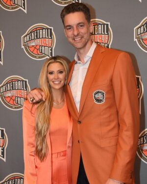 Pau Gasol Instagram - H🏀F

The orange jackets needed their own moment 🍊🧡😜