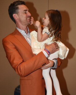 Pau Gasol Instagram - H🏀F

The orange jackets needed their own moment 🍊🧡😜