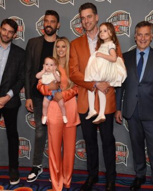 Pau Gasol Instagram - H🏀F

The orange jackets needed their own moment 🍊🧡😜