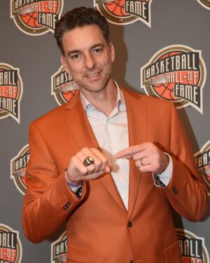 Pau Gasol Instagram - H🏀F

The orange jackets needed their own moment 🍊🧡😜