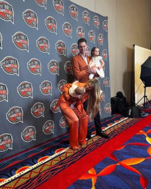 Pau Gasol Instagram - H🏀F

The orange jackets needed their own moment 🍊🧡😜