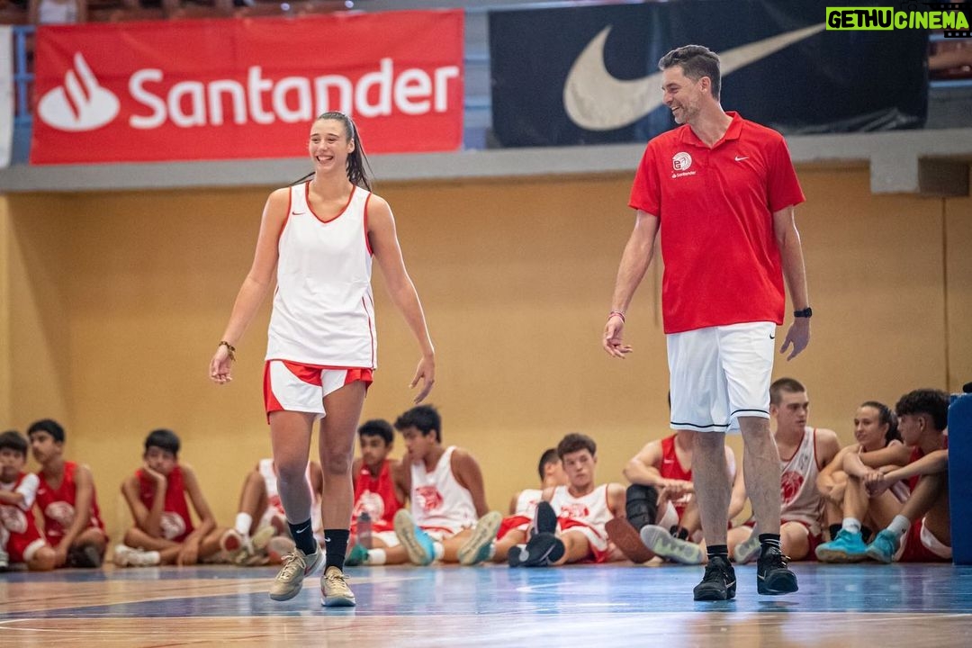 Pau Gasol Instagram - 340 jugadores, 26 países y mucho baloncesto! Gracias por formar parte de la 19ª edición de la Pau Gasol Academy by @santander_es! 🏀 También quiero agradecer a @raquelcarrera14 por sumarse al día de las finales y a todos nuestros patrocinadores por contribuir a un año más de nuestra Academia!! 🙌🏼