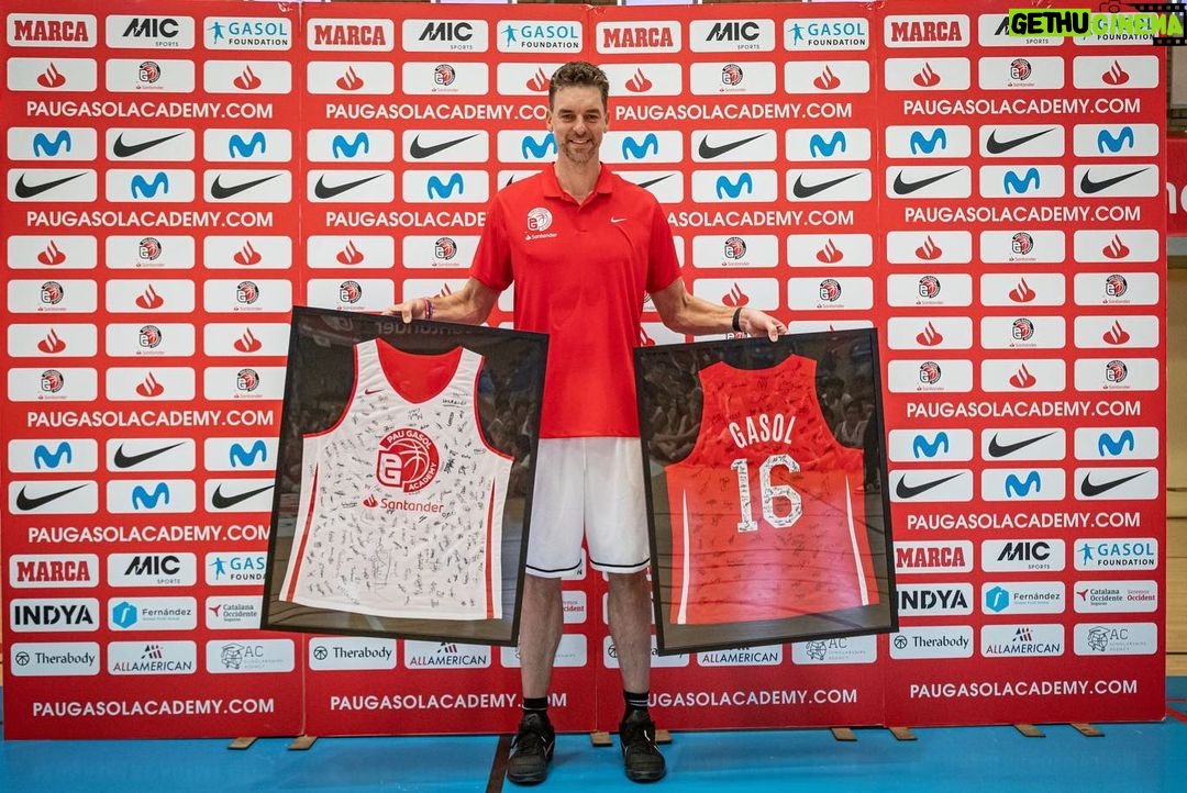Pau Gasol Instagram - 340 jugadores, 26 países y mucho baloncesto! Gracias por formar parte de la 19ª edición de la Pau Gasol Academy by @santander_es! 🏀 También quiero agradecer a @raquelcarrera14 por sumarse al día de las finales y a todos nuestros patrocinadores por contribuir a un año más de nuestra Academia!! 🙌🏼