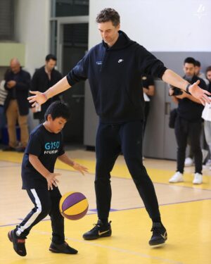 Pau Gasol Instagram - Coach Pau in the community 🤗
