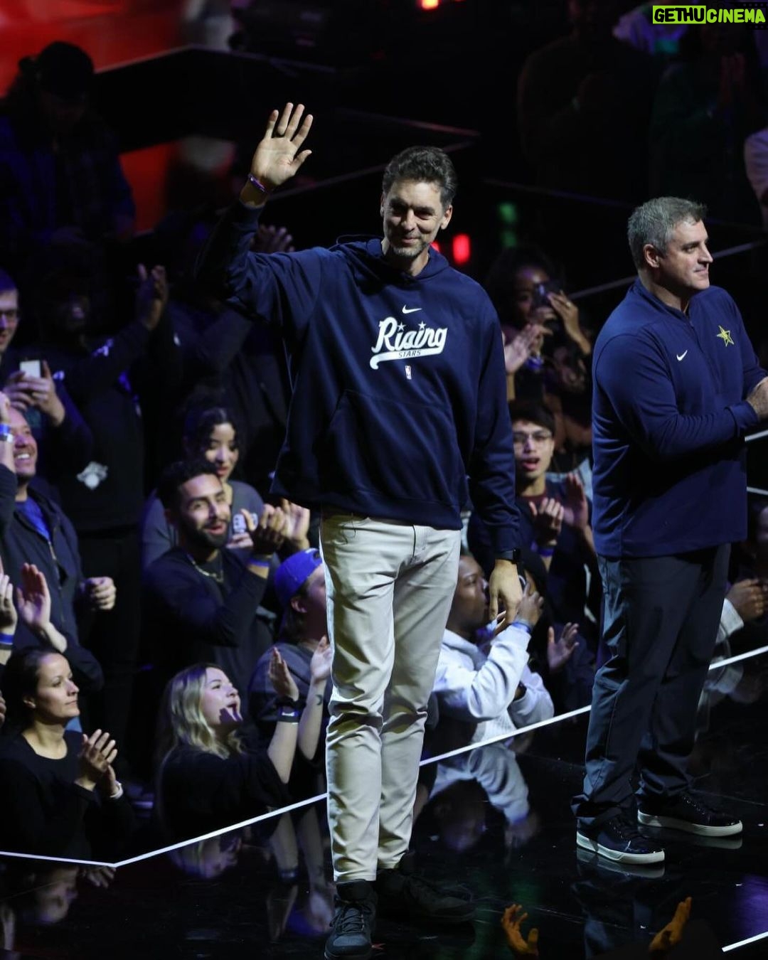 Pau Gasol - 44.1K Likes - It’s been a pleasure to coach this great Rising Stars team. Thank you so much to all the fans in Indianapolis for all the love and support. Congrats to Team Jalen for winning the tournament!
Ha sido un placer entrenar a este equipo de Rising Stars. Muchas gracias a toda la afición de Indianápolis por todo el apoyo y el cariño. Felicidades al Team Jalen por la victoria!