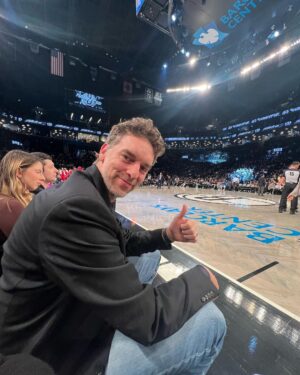 Pau Gasol Instagram - Great week in NY! Very good meetings and quality holiday time with the family 🙌🏼❤️